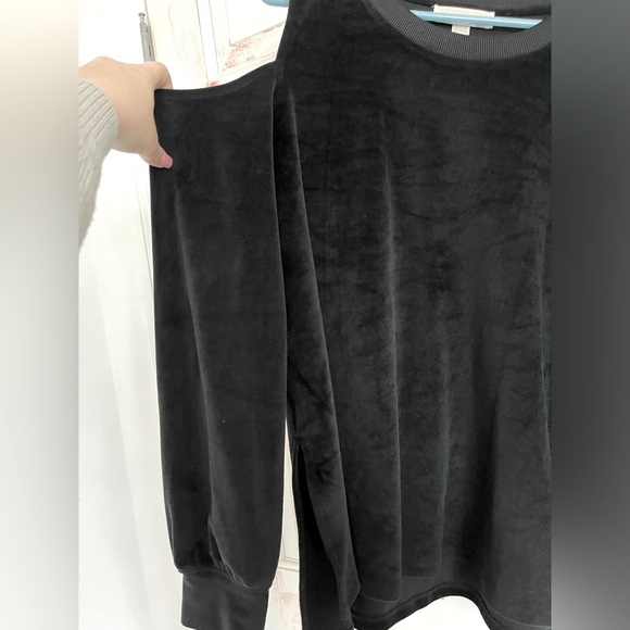 Michael Kors Open Shoulder Top - Picture 2 of 8